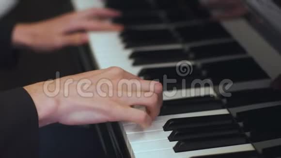 成年人在一家豪华酒店餐厅用钢琴演奏古典作曲视频的预览图