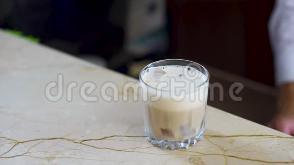 酒保装饰酒精鸡尾酒的基础上的奶油酒与浆果视频的预览图