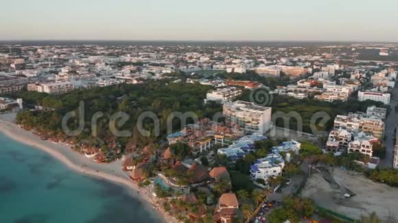 在加勒比海小镇的一个有迷人景观的环海滩前沿度假村视频的预览图