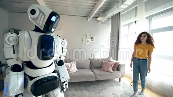 机器人和女孩摸手机器人和人类的合作视频的预览图