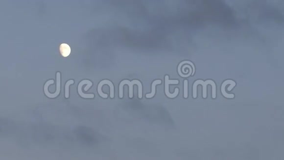 月亮穿过云层视频的预览图