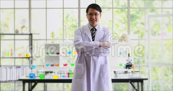 亚洲科学家站在实验室里移动他的身体和相机交谈视频的预览图