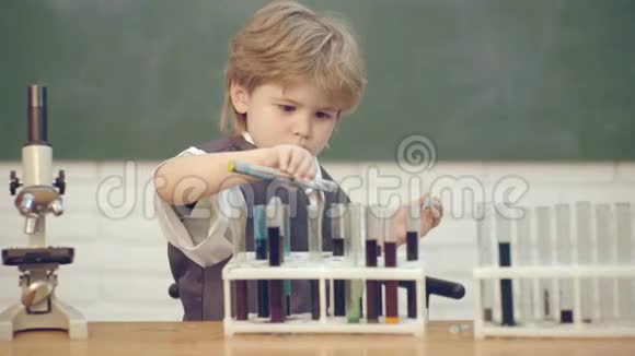 9月1日教育教学理念实验室显微镜和试管家庭教育我的化学视频的预览图