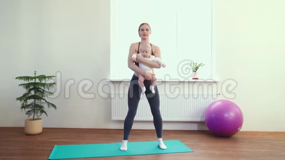 妈妈和宝宝一起锻炼手臂和腿上的肌肉视频的预览图
