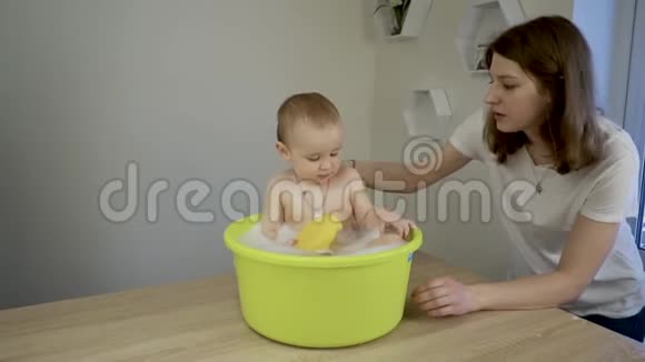 妈妈给她女儿洗澡视频的预览图