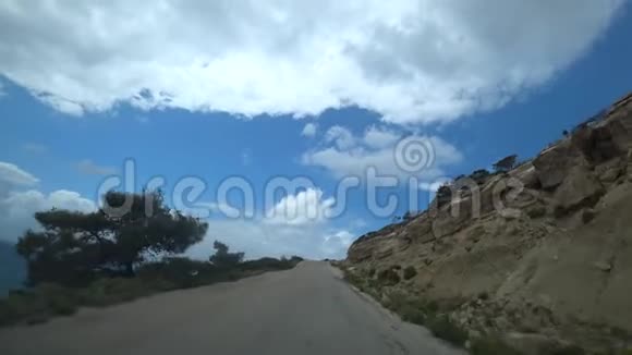 波夫汽车驾驶射击沿着一条狭窄蜿蜒而破碎的道路爬坡从车上看到的景色视频的预览图