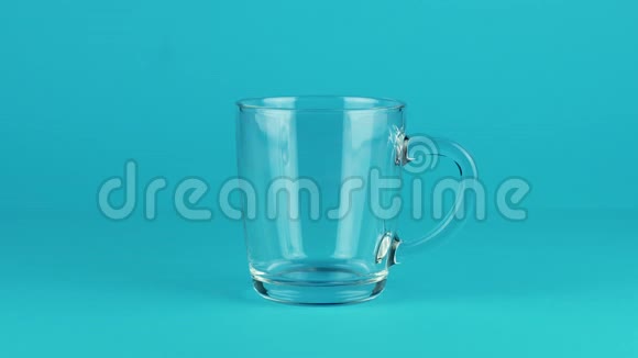倒入糖杯玻璃厚底蓝色对比背景概念视频的预览图