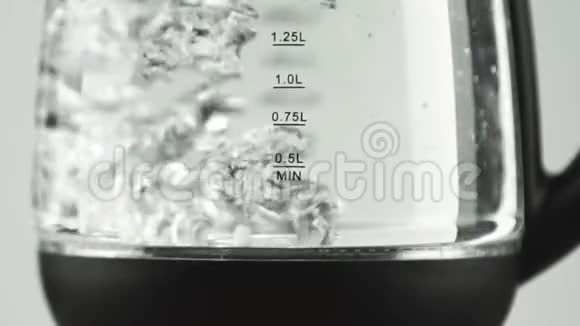 带有玻璃壁和不锈钢瓶的电水壶活性沸水视频的预览图