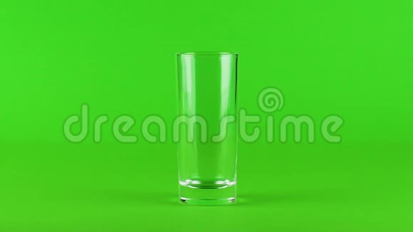 倒糖高球玻璃厚底绿色对比背景慢视频的预览图