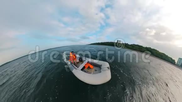 一个穿着救生衣的人漂浮在救生艇上视频的预览图