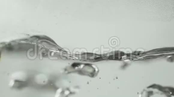 有透明墙的电热水壶活性沸水特写镜头泡沫视频的预览图