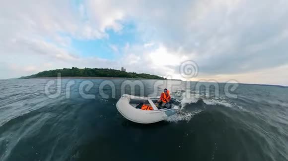 一个坐在电船上的人正在水中移动视频的预览图