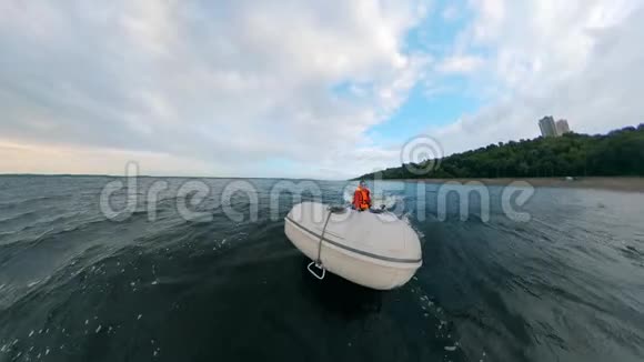 乘坐摩托艇沿着河流航行的人的正面景色视频的预览图