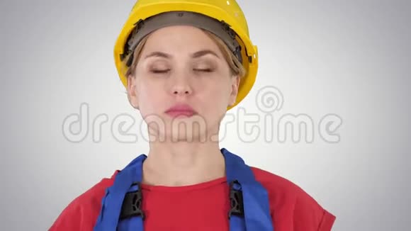 骄傲自信的年轻女性工人手臂在臀部梯度背景视频的预览图