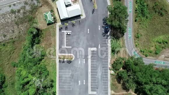 空中景观自上而下的无人机射击飞行以上的空停车场在公园视频的预览图