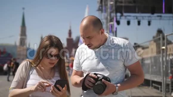 游客们漫步在莫斯科的广场上拍摄风景视频的预览图