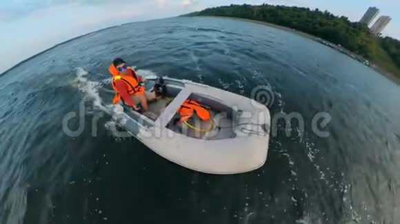 一名男子驾驶摩托艇沿着海岸行驶视频的预览图