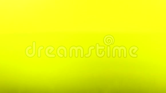 一滴水落在液体表面呈现出缓慢而明亮的黄色背景视频的预览图