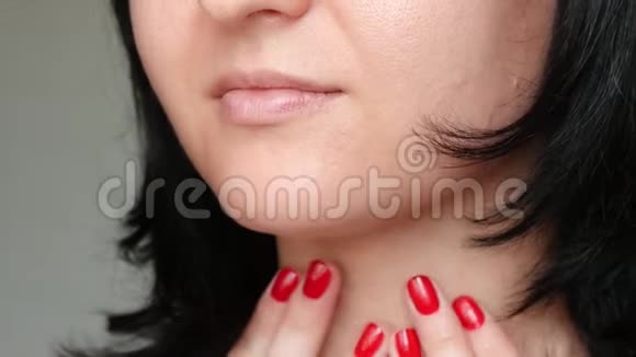 女性面部特写一个女孩用扩大的毛孔触摸手部皮肤问题皮肤和美容的概念视频的预览图