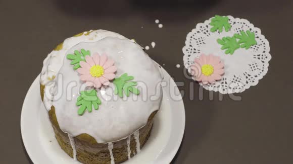 装饰复活节蛋糕软糖与花叶甜纸屑顶部视图视频的预览图