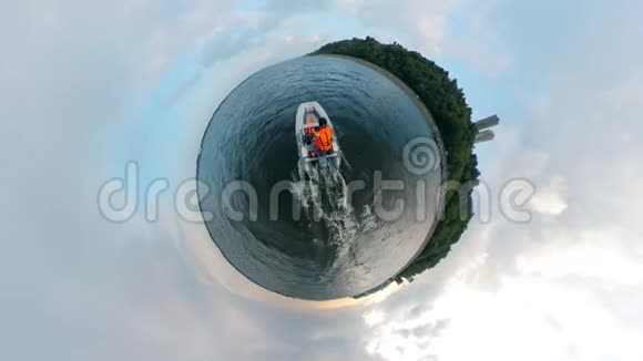 充气船正在360度全景中穿过水面视频的预览图