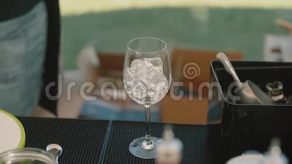 夏日的户外酒吧里酒吧老板用玻璃玻璃搅动冰块一杯冰块视频的预览图
