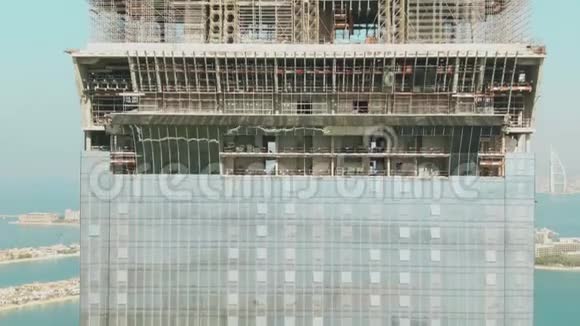 摩天大楼的空中景观反映城市景观的窗户阿联酋迪拜棕榈岛视频的预览图