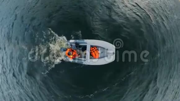 沿河移动的充气船的俯视图视频的预览图