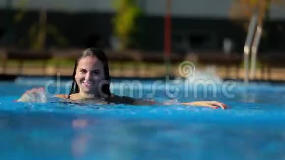 游泳池里的女孩溅起了水花视频的预览图