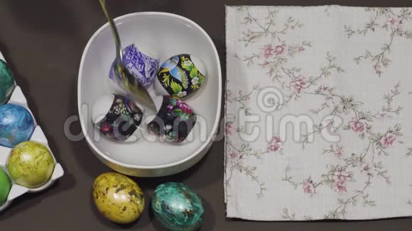 复活节彩蛋装饰做复活节馅饼鸡蛋简单的装饰理念视频的预览图