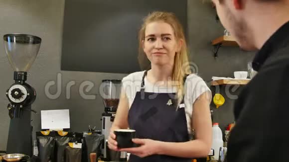 服务员在咖啡店的柜台上为顾客服务视频的预览图