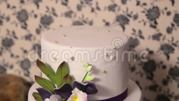 美丽自然的薰衣草婚礼蛋糕带花的白色结婚蛋糕视频的预览图
