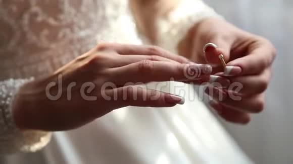 新娘把结婚戒指戴在手指上视频的预览图