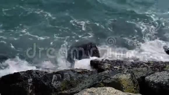 泰国Rayong亚洲的一个岩石海滩上的强波撞击景观视频视频的预览图