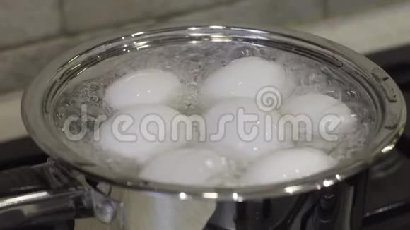 在煤气炉上用开水煮鸡蛋早餐烹饪视频的预览图