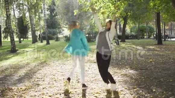 母女俩辗转离怀两个快乐的白种人女人在秋天公园玩得很开心欢乐的家庭视频的预览图