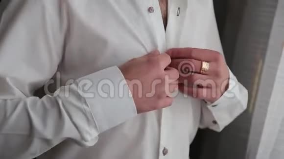 英俊时尚的男人穿着现代正式的衣服扣扣子夹克把穿蓝色夹克白色衣服的家伙的手举起来视频的预览图