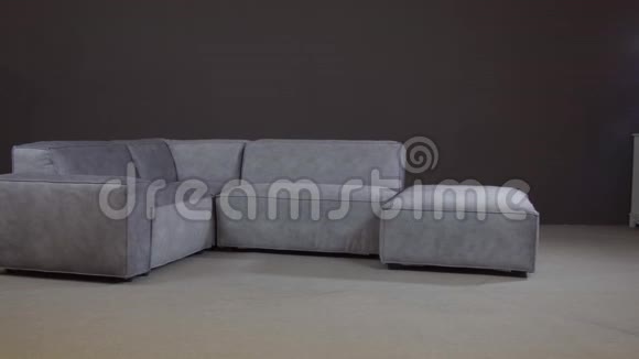 极简主义的角落沙发配有丰富的天鹅绒内饰舒适的扶手椅视频的预览图