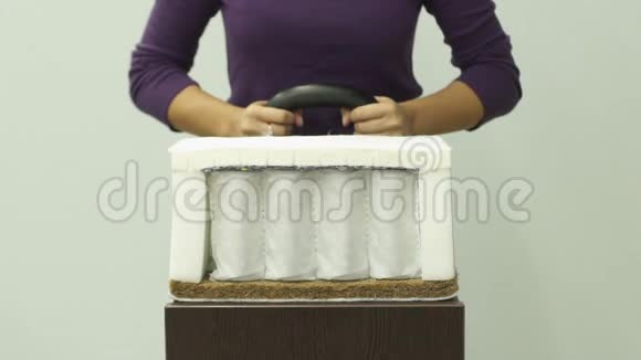 女人把沉重的重量放在矫形泡沫床垫上视频的预览图