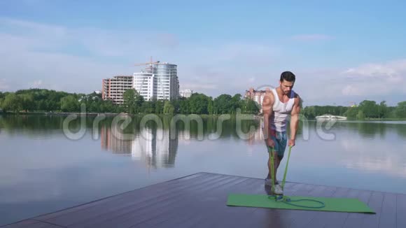 湖附近运动服装训练手臂的活跃运动员视频的预览图