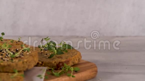 生的蔬菜汉堡和扁豆干番茄和百里香视频的预览图