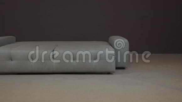 时尚豪华灰色沙发铺在带有矫形床垫的双人床上视频的预览图