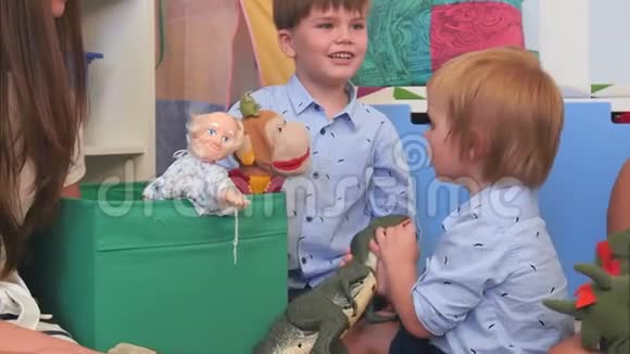 两个男婴在托儿所里玩玩具视频的预览图