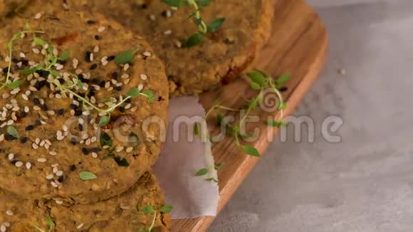 生的蔬菜汉堡和扁豆干番茄和百里香视频的预览图