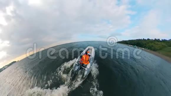 沿河漂流的摩托艇的半圆形视野视频的预览图