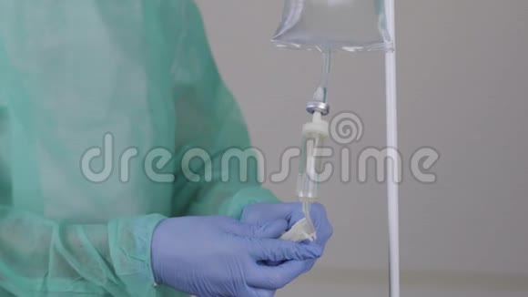 静脉输液的灌装系统护士给病人做静脉注射视频的预览图