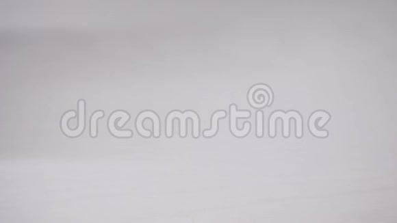 女人的手在白色的表面上放了一个大托盘上面放着日本的尖锐小吃上面有花生豌豆和芥末的左顶视频的预览图