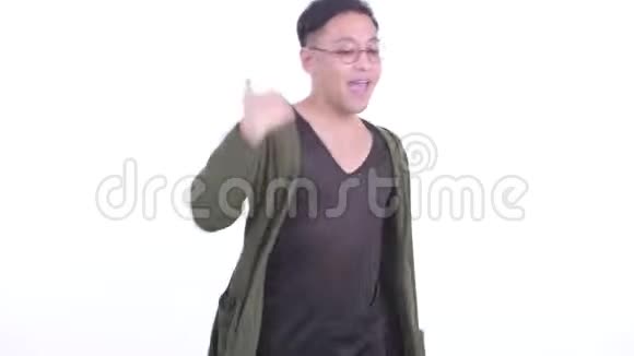 戴眼镜跳舞的快乐日本男人视频的预览图
