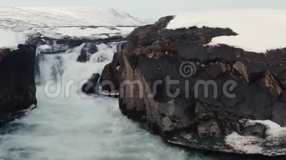 去冰岛的瀑布瀑布上方河流的鸟瞰图视频的预览图