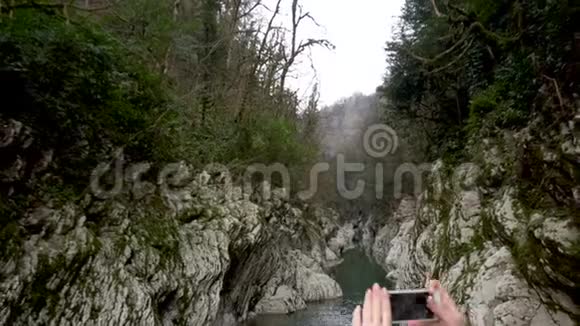 女性在俄罗斯索契的峡谷魔鬼大门拍照视频的预览图